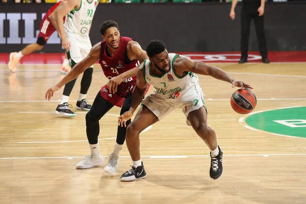 Josh Nebo (BC Zalgiris Kaunas, 7) behauptet den Ball gegen Augustine Rubit (Bayern Basketball, 21) GER, FC Bayern Basketball vs. BC Zalgiris Kaunas, Basketball, EuroLeague, Saison 2021 2022, 11.01.2022, GER, FC Bayern Basketball vs. BC Zalgiris Kaunas, Basketball, EuroLeague, Saison 2021 2022, 11.01.2022, Muenchen Copyright: xEIBNER MarcelxEngelbrechtx EP_EER