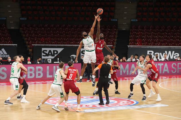 Josh Nebo (BC Zalgiris Kaunas, 7) und Othello Hunter (Bayern Basketball, 8) beim Sprungball GER, FC Bayern Basketball vs. BC Zalgiris Kaunas, Basketball, EuroLeague, Saison 2021 2022, 11.01.2022, GER, FC Bayern Basketball vs. BC Zalgiris Kaunas, Basketball, EuroLeague, Saison 2021 2022, 11.01.2022, Muenchen Copyright: xEIBNER MarcelxEngelbrechtx EP_EER