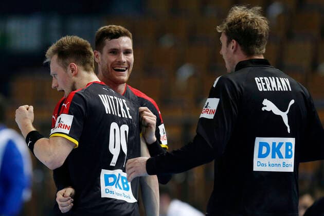 Handball, Nationalmannschaft Männer EM-Vorbereitungsspiel Deutschland : Frankreich 35:34 am 09.01.2022 in der Buderus-Arena in Wetzlar Johannes GOLLA (GER) 2.v.li.- freut sich mit dem Torschützen des Siegtreffer Luca WITZKE (GER) li.- und Tw. Till KLIMPKE (GER) re.-