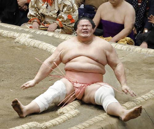 Bilder des Jahres 2022, Sport 01 Januar Sport Themen der Woche KW02 Sport Bilder des Tages New Year Grand Sumo Tournament No. 2 maegashira Ura reacts after losing to yokozuna Terunofuji on the fourth day of the 15-day New Year Grand Sumo Tournament on Jan. 12, 2022, at Tokyo s Ryogoku Kokugikan.  A14AA0001175753P