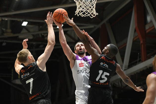 Harper Kamp (BG Goettingen) Mitte, Jonas Richter (Niners Chemnitz) li. und Frantz Massenat (Niners Chemnitz) re., Niners Chemnitz vs. BG Goettingen, easycredit Basketball Bundesliga, 12.01.2022 Niners Chemnitz vs. BG Goettingen, easycredit Basketball Bundesliga, 12.01.2022 Chemnitz Copyright: xBertxHarzer xEibner-xPressefotox