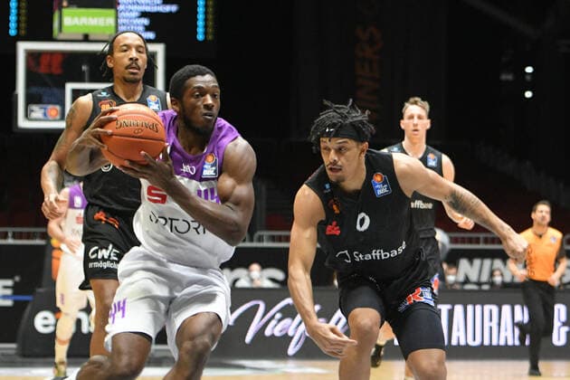 Kamar Baldwin (BG Goettingen) li. und Nelson Weidemann (Niners Chemnitz) re., Niners Chemnitz vs. BG Goettingen, easycredit Basketball Bundesliga, 12.01.2022 Niners Chemnitz vs. BG Goettingen, easycredit Basketball Bundesliga, 12.01.2022 Chemnitz Copyright: xBertxHarzer xEibner-xPressefotox