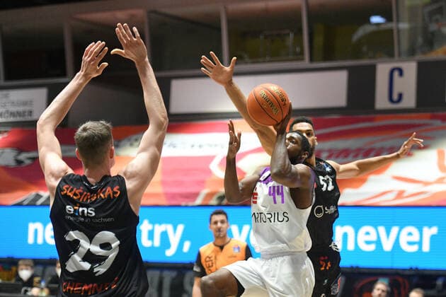 Kamar Baldwin (BG Goettingen) Mitte, Mindaugas Susinskas (Niners Chemnitz) li. und Trent Lockett (Niners Chemnitz) re., Niners Chemnitz vs. BG Goettingen, easycredit Basketball Bundesliga, 12.01.2022 Niners Chemnitz vs. BG Goettingen, easycredit Basketball Bundesliga, 12.01.2022 Chemnitz Copyright: xBertxHarzer xEibner-xPressefotox