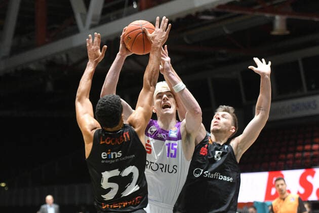 Philipp Hartwich (BG Goettingen) Mitte, Trent Lockett (Niners Chemnitz) li. und Jan Niklas Wimberg (Niners Chemnitz) re., Niners Chemnitz vs. BG Goettingen, easycredit Basketball Bundesliga, 12.01.2022 Niners Chemnitz vs. BG Goettingen, easycredit Basketball Bundesliga, 12.01.2022 Chemnitz Copyright: xBertxHarzer xEibner-xPressefotox