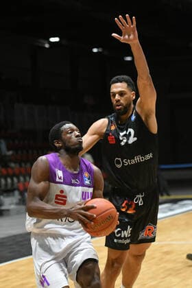 Kamar Baldwin (BG Goettingen) li. und Trent Lockett (Niners Chemnitz) re., Niners Chemnitz vs. BG Goettingen, easycredit Basketball Bundesliga, 12.01.2022 Niners Chemnitz vs. BG Goettingen, easycredit Basketball Bundesliga, 12.01.2022 Chemnitz Copyright: xBertxHarzer xEibner-xPressefotox