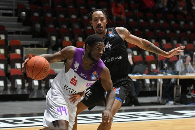 Kamar Baldwin (BG Goettingen) li. und Darion Atkins (Niners Chemnitz) re., Niners Chemnitz vs. BG Goettingen, easycredit Basketball Bundesliga, 12.01.2022 Niners Chemnitz vs. BG Goettingen, easycredit Basketball Bundesliga, 12.01.2022 Chemnitz Copyright: xBertxHarzer xEibner-xPressefotox