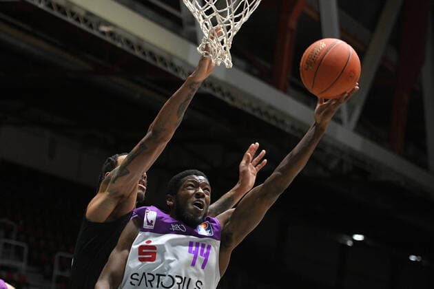 Kamar Baldwin (BG Goettingen) am Ball und Darion Atkins (Niners Chemnitz) li., Niners Chemnitz vs. BG Goettingen, easycredit Basketball Bundesliga, 12.01.2022 Niners Chemnitz vs. BG Goettingen, easycredit Basketball Bundesliga, 12.01.2022 Chemnitz Copyright: xBertxHarzer xEibner-xPressefotox
