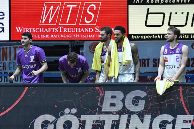 Mannschaft der BG Goettingen jubelt, Niners Chemnitz vs. BG Goettingen, easycredit Basketball Bundesliga, 12.01.2022 Niners Chemnitz vs. BG Goettingen, easycredit Basketball Bundesliga, 12.01.2022 Chemnitz Copyright: xBertxHarzer xEibner-xPressefotox