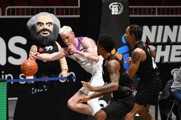 Philipp Hartwich (BG Goettingen) li, Darion Atkins (Niners Chemnitz) re. und Isiaha Mike (Niners Chemnitz) Mitte, hinten Maskottchen mit Karl Marx Kopf, Niners Chemnitz vs. BG Goettingen, easycredit Basketball Bundesliga, 12.01.2022 Niners Chemnitz vs. BG Goettingen, easycredit Basketball Bundesliga, 12.01.2022 Chemnitz Copyright: xBertxHarzer xEibner-xPressefotox