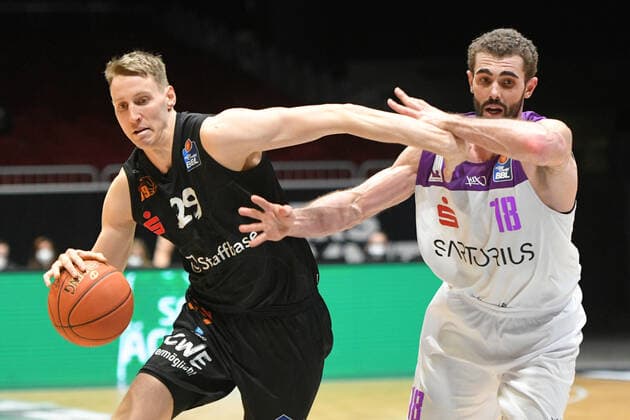 Zweikampf zwischen Harper Kamp (BG Goettingen) re. und Mindaugas Susinskas (Niners Chemnitz) li., Niners Chemnitz vs. BG Goettingen, easycredit Basketball Bundesliga, 12.01.2022 Niners Chemnitz vs. BG Goettingen, easycredit Basketball Bundesliga, 12.01.2022 Chemnitz Copyright: xBertxHarzer xEibner-xPressefotox