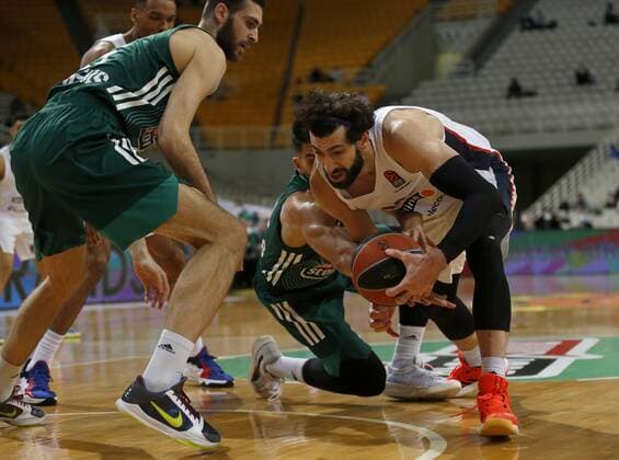Greece Basketball Euroleague Panathinaikos - CSKA 6739755 12.01.2022 CSKA s Tornike Shengelia, right, struggles for a ball during the Euroleague basketball match between Panathinaikos Athens and CSKA Moscow, in Athens, Greece. Mikhail Serbin Sputnik Athens Greece  Copyright: xMikhailxSerbinx
