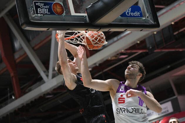 Haris Hujic (BG Goettingen) re. und Jonas Richter (Niners Chemnitz) li., Niners Chemnitz vs. BG Goettingen, easycredit Basketball Bundesliga, 12.01.2022 Niners Chemnitz vs. BG Goettingen, easycredit Basketball Bundesliga, 12.01.2022 Chemnitz Copyright: xBertxHarzer xEibner-xPressefotox