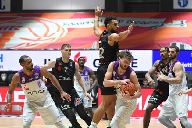 Jake Toolson (BG Goettingen) am Ball, Trent Lockett (Niners Chemnitz) li. neben ihm, Niners Chemnitz vs. BG Goettingen, easycredit Basketball Bundesliga, 12.01.2022 Niners Chemnitz vs. BG Goettingen, easycredit Basketball Bundesliga, 12.01.2022 Chemnitz Copyright: xBertxHarzer xEibner-xPressefotox