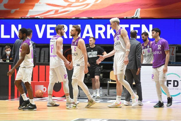 Mannschaft der BG Goettingen frusriert, Niners Chemnitz vs. BG Goettingen, easycredit Basketball Bundesliga, 12.01.2022 Niners Chemnitz vs. BG Goettingen, easycredit Basketball Bundesliga, 12.01.2022 Chemnitz Copyright: xBertxHarzer xEibner-xPressefotox