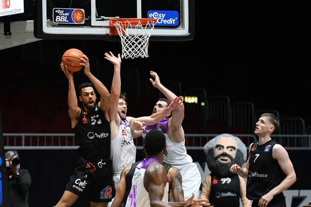 Trent Lockett (Niners Chemnitz) am Ball, Jake Toolson (BG Goettingen) Mitte, Niners Chemnitz vs. BG Goettingen, easycredit Basketball Bundesliga, 12.01.2022 Niners Chemnitz vs. BG Goettingen, easycredit Basketball Bundesliga, 12.01.2022 Chemnitz Copyright: xBertxHarzer xEibner-xPressefotox