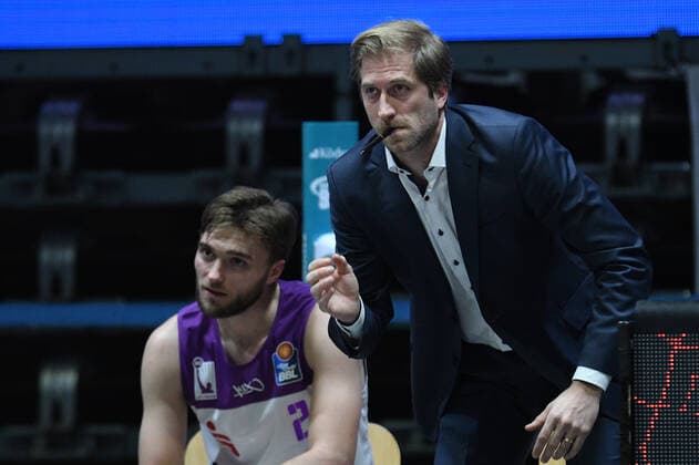 Jake Toolson (BG Goettingen) li. und Olivier Foucart (Assistenztrainer, Assistant Coach, BG Goettingen) re., Niners Chemnitz vs. BG Goettingen, easycredit Basketball Bundesliga, 12.01.2022 Niners Chemnitz vs. BG Goettingen, easycredit Basketball Bundesliga, 12.01.2022 Chemnitz Copyright: xBertxHarzer xEibner-xPressefotox