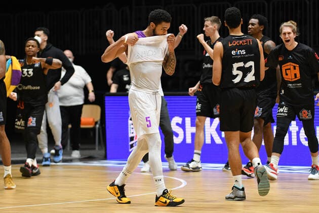 Jeff Roberson (BG Goettingen) frustriert (Mitte), Mannschaft der Niners Chemnitz jubelt, Niners Chemnitz vs. BG Goettingen, easycredit Basketball Bundesliga, 12.01.2022 Niners Chemnitz vs. BG Goettingen, easycredit Basketball Bundesliga, 12.01.2022 Chemnitz Copyright: xBertxHarzer xEibner-xPressefotox