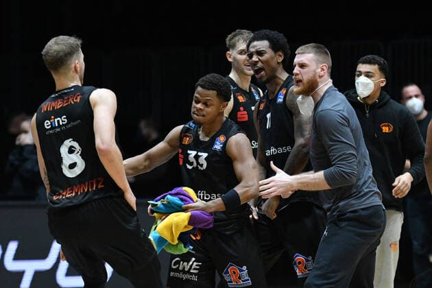 Sport Bilder des Tages Mannschaft der Niners Chemnitz bejubelt den Sieg, Eric Washington (Niners Chemnitz) Mitte, Jan Niklas Wimberg (Niners Chemnitz) li., Niners Chemnitz vs. BG Goettingen, easycredit Basketball Bundesliga, 12.01.2022 Niners Chemnitz vs. BG Goettingen, easycredit Basketball Bundesliga, 12.01.2022 Chemnitz Copyright: xBertxHarzer xEibner-xPressefotox
