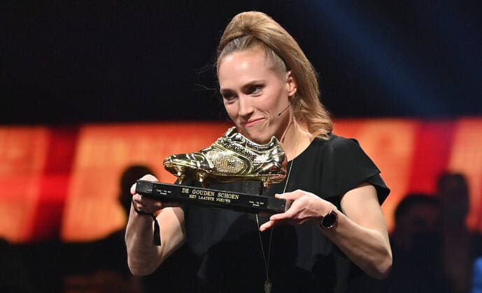 Fußball, Belgien, Golden Shoe Award in Puurs Janice Cayman, winner of the 2022 Gold Shoe award, celebrates with her trophy after the 68th edition of the Golden Shoe award ceremony, Wednesday 12 January 2022, in Puurs. The Golden Shoe (Gouden Schoen Soulier d Or) is an award for the best soccer player of the Belgian Jupiler Pro League championship during the calender year 2019. DIRKxWAEM  x3172455x