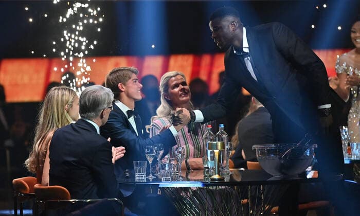 Fußball, Belgien, Golden Shoe Award in Puurs Club s Charles De Ketelaere and Genk s Paul Onuachu shake hands at the end of the 68th edition of the Golden Shoe award ceremony, Wednesday 12 January 2022, in Puurs. The Golden Shoe (Gouden Schoen Soulier d Or) is an award for the best soccer player of the Belgian Jupiler Pro League championship during the calender year 2019. DIRKxWAEM  x3172476x