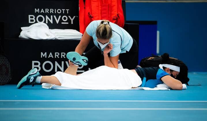 Mandatory Credit: Photo by Rob Prange Shutterstock (12751288al) Ons Jabeur of Tunisia receives medical treatment during the quarter-final of the 2022 Sydney Tennis Classic WTA, Tennis Damen 500 tennis tournament Sydney Tennis Classic, Day 4, Tennis, Olympic Park, Sydney, Australia - 13 Jan 2022 Sydney Tennis Classic, Day 4, Tennis, Olympic Park, Sydney, Australia - 13 Jan 2022  Copyright: xRobxPrange Shutterstockx 12751288al