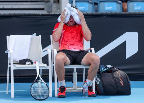 Dominic Stricker (SUI) benutzt ein Eispack wegen der Hitze,, Qualifikationsrunde, Australian Open 2022 Copyright: xJuergenxHasenkopfx