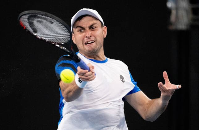 Tennis, ATP-Turnier in Sydney SYDNEY TENNIS CLASSIC, Aslan Karatsev of Russia in action during his match against Lorenzo Sonego of Italy on Day 4 of the Sydney Tennis Classic at Ken Rosewall Arena, in Sydney, Thursday, January 13, 2022. ( NO ARCHIVING, EDITORIAL USE ONLY, NO USE IN BOOKS WITHOUT CONSENT SYDNEY NSW AUSTRALIA  Copyright: xJAMESxGOURLEYx 20220113001612997351