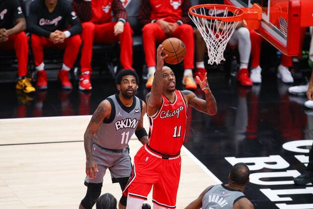 Basketball, NBA, Chicago Bulls - Brooklyn Nets CHICAGO, IL - JANUARY 12: Chicago Bulls Forward DeMar DeRozan (11) drives to the basket for a layup during a NBA, Basketball Herren, USA game between the Brooklyn Nets and the Chicago Bulls on January 12, 2022 at the United Center in Chicago, IL. (Photo by Melissa Tamez Icon Sportswire) NBA: JAN 12 Nets at Bulls Icon22011207