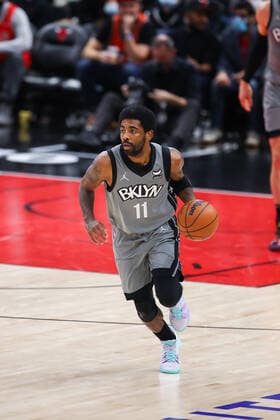 Basketball, NBA, Chicago Bulls - Brooklyn Nets CHICAGO, IL - JANUARY 12: Brooklyn Nets Guard Kyrie Irving (11) dribbles the ball in action during a NBA, Basketball Herren, USA game between the Brooklyn Nets and the Chicago Bulls on January 12, 2022 at the United Center in Chicago, IL. (Photo by Melissa Tamez Icon Sportswire) NBA: JAN 12 Nets at Bulls Icon22011214