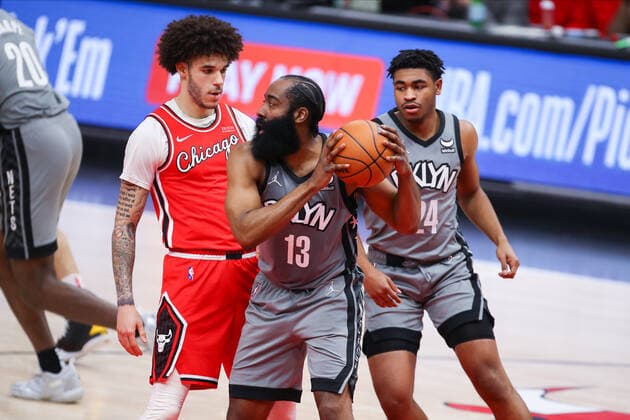Basketball, NBA, Chicago Bulls - Brooklyn Nets CHICAGO, IL - JANUARY 12: Chicago Bulls Guard Lonzo Ball (2) posts up against Brooklyn Nets Guard James Harden (13) during a NBA, Basketball Herren, USA game between the Brooklyn Nets and the Chicago Bulls on January 12, 2022 at the United Center in Chicago, IL. (Photo by Melissa Tamez Icon Sportswire) NBA: JAN 12 Nets at Bulls Icon22011218