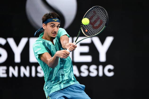 Tennis, ATP-Turnier in Sydney SYDNEY, AUSTRALIA - JANUARY 13: Lorenzo Sonego of Italy plays a backhand during the Sydney Classic Tennis match between Aslan Karatsev of Russia and Lorenzo Sonego of Italy at Ken Rosewall Arena on January 13, 2022 in Sydney, Australia. (Photo by Steven Markham Icon Sportswire) TENNIS: JAN 13 Sydney Classic Icon2201130124