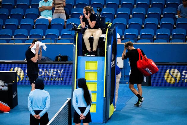 SYDNEY TENNIS CLASSIC, David Goffin of Belgium leaves the court after retiring from his quarter final match for medical reasons against Andy Murray of Great Britain on Day 4 of the Sydney Tennis Classic at Ken Rosewall Arena, in Sydney, Thursday, January 13, 2022. ( NO ARCHIVING, EDITORIAL USE ONLY, NO USE IN BOOKS WITHOUT CONSENT SYDNEY NSW AUSTRALIA  Copyright: xJAMESxGOURLEYx 20220113001613012863