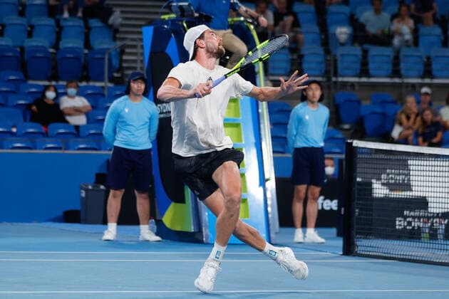 Tennis, ATP-Turnier in Sydney Maxime Cressy of USA attempts to hit a lob return against Daniel Evans of Great Britain in the Quarter Final match during the Sydney Tennis Classic 2022 at Sydney Olympic Park Tennis Centre, Sydney, Australia on 13 January 2022. Copyright: xPeterxDovganx 30470549
