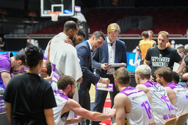 Roel Moors (Cheftrainer, Headcoach, BG Goettingen) Mitte, gibt seinemTeam Anweisungen, Niners Chemnitz vs. BG Goettingen, easycredit Basketball Bundesliga, 12.01.2022 Niners Chemnitz vs. BG Goettingen, easycredit Basketball Bundesliga, 12.01.2022 Chemnitz Copyright: xBertxHarzer xEibner-xPressefotox