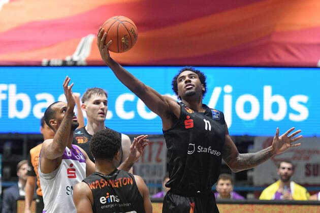 Isiaha Mike (Niners Chemnitz) am Ball, Eric Washington (Niners Chemnitz) vorn und Akeem Vargas (BG Goettingen) li. , Niners Chemnitz vs. BG Goettingen, easycredit Basketball Bundesliga, 12.01.2022 Niners Chemnitz vs. BG Goettingen, easycredit Basketball Bundesliga, 12.01.2022 Chemnitz Copyright: xBertxHarzer xEibner-xPressefotox