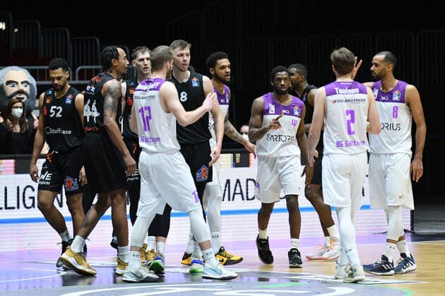 Beide Teams nach dem Schlusspfiff, Niners Chemnitz vs. BG Goettingen, easycredit Basketball Bundesliga, 12.01.2022 Niners Chemnitz vs. BG Goettingen, easycredit Basketball Bundesliga, 12.01.2022 Chemnitz Copyright: xBertxHarzer xEibner-xPressefotox