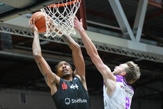 Darion Atkins (Niners Chemnitz) li. und Jake Toolson (BG Goettingen) re., Niners Chemnitz vs. BG Goettingen, easycredit Basketball Bundesliga, 12.01.2022 Niners Chemnitz vs. BG Goettingen, easycredit Basketball Bundesliga, 12.01.2022 Chemnitz Copyright: xBertxHarzer xEibner-xPressefotox