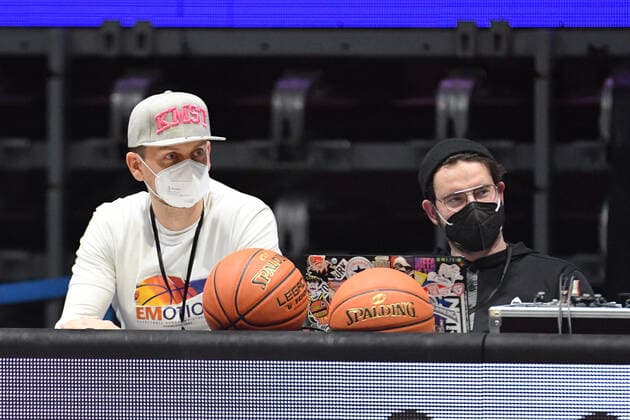 Zwei Personen mit Masken und Basketbaellen, Niners Chemnitz vs. BG Goettingen, easycredit Basketball Bundesliga, 12.01.2022 Niners Chemnitz vs. BG Goettingen, easycredit Basketball Bundesliga, 12.01.2022 Chemnitz Copyright: xBertxHarzer xEibner-xPressefotox