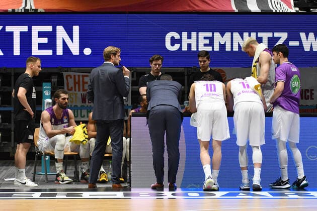 Mannschaft der BG Goettingen frustriert, Niners Chemnitz vs. BG Goettingen, easycredit Basketball Bundesliga, 12.01.2022 Niners Chemnitz vs. BG Goettingen, easycredit Basketball Bundesliga, 12.01.2022 Chemnitz Copyright: xBertxHarzer xEibner-xPressefotox