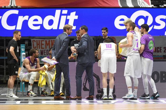 Mannschaft der BG Goettingen frustriert, Niners Chemnitz vs. BG Goettingen, easycredit Basketball Bundesliga, 12.01.2022 Niners Chemnitz vs. BG Goettingen, easycredit Basketball Bundesliga, 12.01.2022 Chemnitz Copyright: xBertxHarzer xEibner-xPressefotox