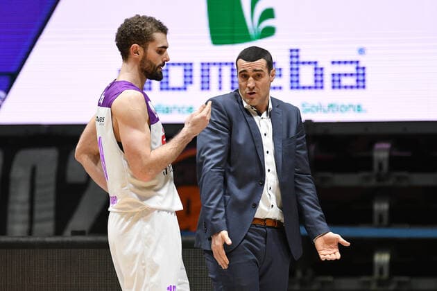 Harper Kamp (BG Goettingen) li. und Roel Moors (Cheftrainer, Headcoach, BG Goettingen) re., Niners Chemnitz vs. BG Goettingen, easycredit Basketball Bundesliga, 12.01.2022 Niners Chemnitz vs. BG Goettingen, easycredit Basketball Bundesliga, 12.01.2022 Chemnitz Copyright: xBertxHarzer xEibner-xPressefotox