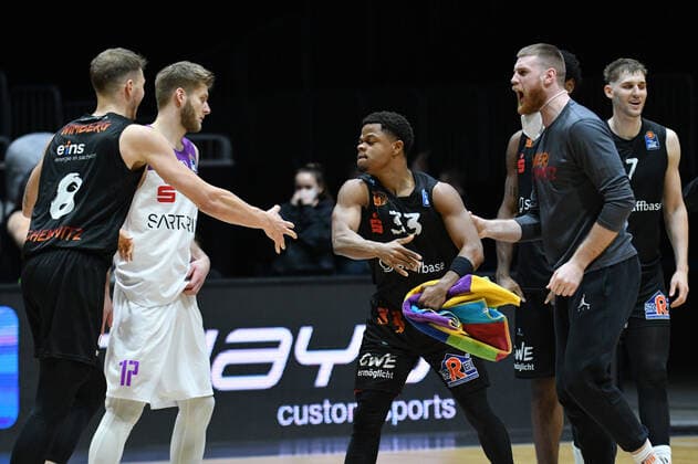 Mannschaft der Niners Chemnitz bejubelt den Sieg, Eric Washington (Niners Chemnitz) Mitte, Jan Niklas Wimberg (Niners Chemnitz) li., Niners Chemnitz vs. BG Goettingen, easycredit Basketball Bundesliga, 12.01.2022 Niners Chemnitz vs. BG Goettingen, easycredit Basketball Bundesliga, 12.01.2022 Chemnitz Copyright: xBertxHarzer xEibner-xPressefotox