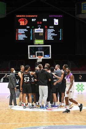 Mannschaft der Niners Chemnitz bejubelt den Sieg, Kamar Baldwin (BG Goettingen) re., Niners Chemnitz vs. BG Goettingen, easycredit Basketball Bundesliga, 12.01.2022 Niners Chemnitz vs. BG Goettingen, easycredit Basketball Bundesliga, 12.01.2022 Chemnitz Copyright: xBertxHarzer xEibner-xPressefotox