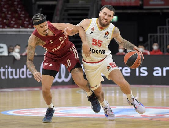13.01.2022, xemx, Basketball Euroleague, FC Bayern Muenchen - AS Monaco emspor, v.l. Nick Weiler-Babb (FC Bayern Basketball), Mike James (AS Monaco) Muenchen