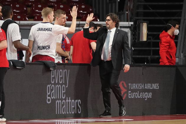Andrea Trinchieri (Bayern Basketball, Chef-Trainer) klatscht mit seinen Spielern ab. GER, FC Bayern Basketball vs. AS Monaco, Basketball, EuroLeague, Saison 2021 2022, 13.01.2022, GER, FC Bayern Basketball vs. AS Monaco, Basketball, EuroLeague, Saison 2021 2022, 13.01.2022 Muenchen Copyright: xEIBNER MarcelxEngelbrechtx EP_EER