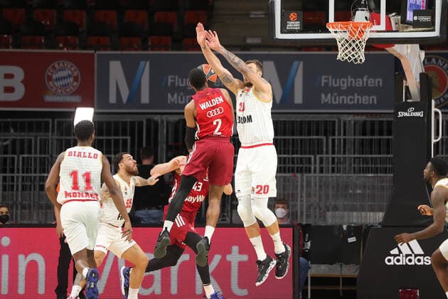 Sport Bilder des Tages Donatas Motiejunas (AS Monaco, 20) blockt Corey Walden (Bayern Basketball, 2) GER, FC Bayern Basketball vs. AS Monaco, Basketball, EuroLeague, Saison 2021 2022, 13.01.2022, GER, FC Bayern Basketball vs. AS Monaco, Basketball, EuroLeague, Saison 2021 2022, 13.01.2022 Muenchen Copyright: xEIBNER MarcelxEngelbrechtx EP_EER