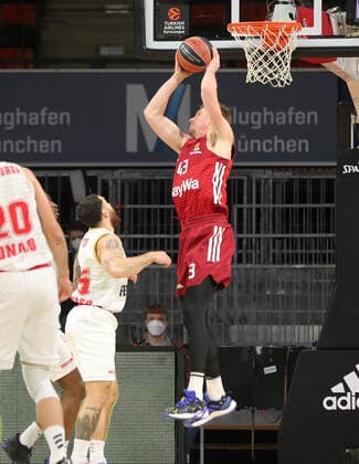 Leon Radosevic (Bayern Basketball, 43) behauptet den Ball. GER, FC Bayern Basketball vs. AS Monaco, Basketball, EuroLeague, Saison 2021 2022, 13.01.2022, GER, FC Bayern Basketball vs. AS Monaco, Basketball, EuroLeague, Saison 2021 2022, 13.01.2022 Muenchen Copyright: xEIBNER MarcelxEngelbrechtx EP_EER