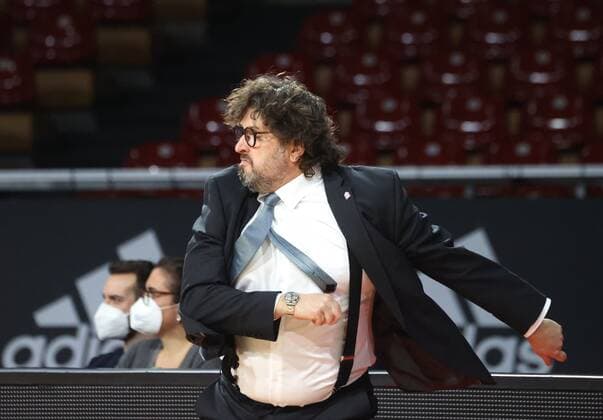 In Rage . . . Bayerns - Head Coach Andrea TRINCHIERI. Basketball, FC Bayern - Monaco, am 13.01.2022, Basketball Euroleague, FC Bayern Basketball - AS Monaco Basket, Saison 2021-2022, in Muenchen, A U D I D O M E, Deutschland. Quelle Copyright Credit : Oryk HAIST