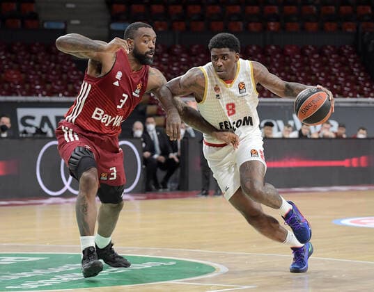13.01.2022, xemx, Basketball Euroleague, FC Bayern Muenchen - AS Monaco emspor, v.l. Kelvin Creswell Rivers (FC Bayern Basketball), Kelvin Creswell Rivers (FC Bayern Basketball), Dwayne Bacon (AS Monaco) Muenchen