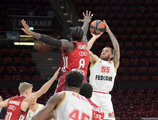 13.01.2022, xemx, Basketball Euroleague, FC Bayern Muenchen - AS Monaco emspor, v.l. Othello Hunter (FC Bayern Basketball), Mike James (AS Monaco) Muenchen